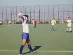 サッカーをしている。手前の人物がスローインをしようとしている。