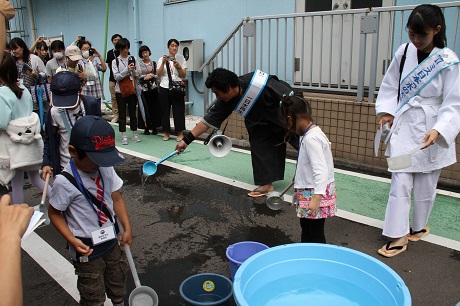 写真：打ち水実施