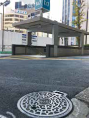 写真：路上に残る燈孔蓋の一例 （東京都港区）