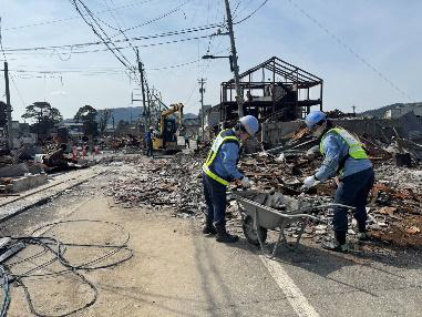 写真：延焼した輪島朝市での作業