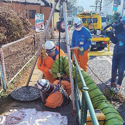 写真：下水道管の点検1