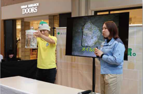 画像：こどもたちに大人気！出張「でまえ授業」冷えた油が下水道管の中で固まって海に流れ出た「オイルボール」を説明