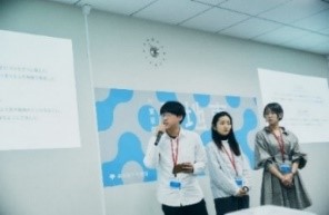 写真：過去の成果報告会の様子