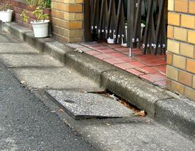 写真2　公共汚水ますが開けられている状況
