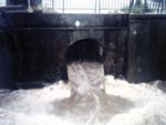 雨の日の雨水吐口